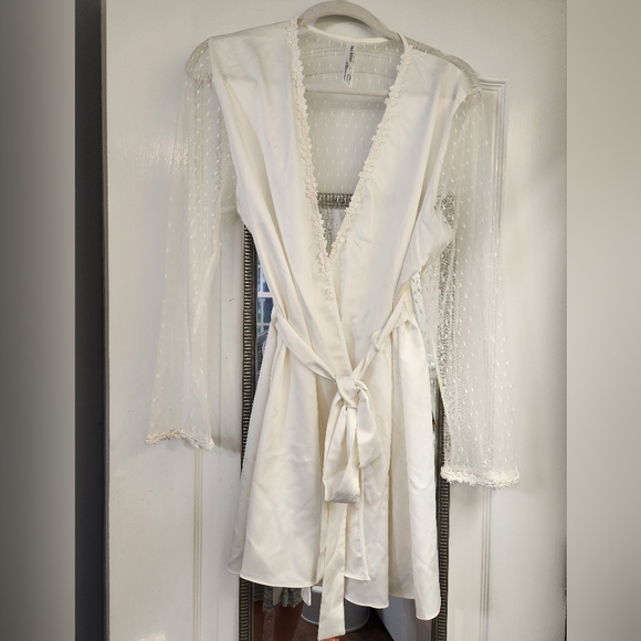 Flora Nikrooz Showstopper bridal wrap - Picture 1 of 3